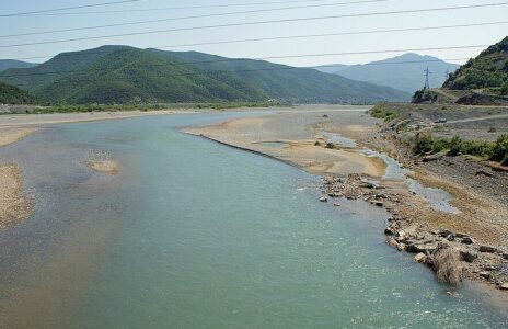 Zhduket gjatë peshkimit në lumin Mat një person, nisin kërkimet
