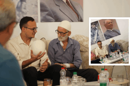 Kryetari i Gjilanit dekoron një patriot që adhuron Enver Hoxhën, por  i pren fotografitë në Facebook