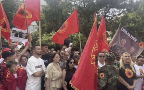 Bashkëshortja e Jakup Krasniqit në protestën kundër padrejtësisë në Gjykatën Speciale