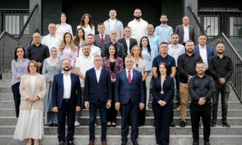 Imri Ahmeti publikon fotografi me kandidatët për asamble: Rrugëtimi ynë është për histori dhe për fitore