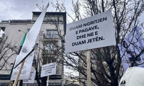 Sindikata e Re e KEK-ut proteston para zyreve të KOSTT-it