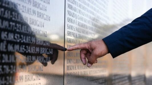 Ekspertët paralajmërojnë: Gjykimet në mungesë për krime lufte që po i bën Kosova mund të krijojnë precedent në rajon