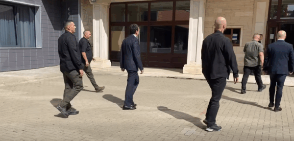 Kurti hyn në kuvend, s’komenton asgjë