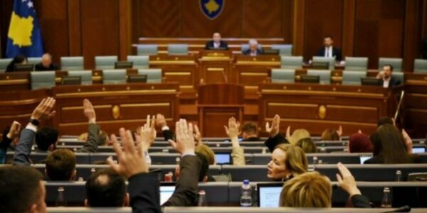 “Qeveri të re ose zgjedhje të reja – s’ka rrugë tjetër” – Krejt çfarë ndodhi dje në Kuvend