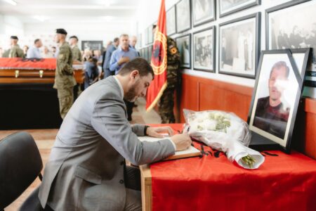 Krasniqi merr pjesë në varrimin e Ilmi Ramadanit: Kosova humbi një personalitet të rrallë të rezistencës