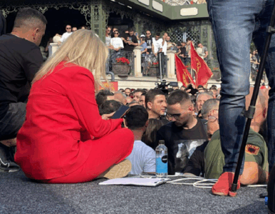 Memli Krasniqi i shoqëruar nga djali i Jakup Krasniqit në krye të protestës kundër Speciales