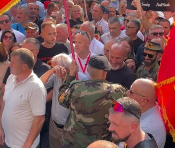 Veterani që u konfrontua me Fitore Pacollin e VV-së, merr pjesë në protestën kundër padrejtësive të Speciales