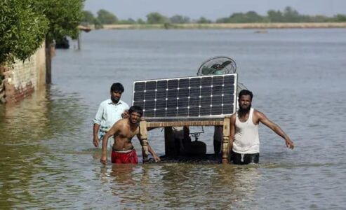 Mbi 200 persona të zhdukur në rajonin e vërshuar në Pakistan