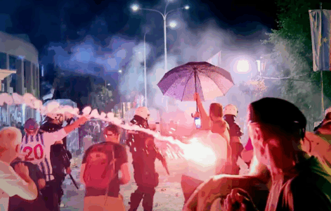 Disa të plagosur nga dhuna në Serbi, përplasen mbështetësit dhe kundërshtarët e Vuçiqit