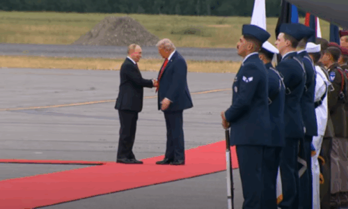 Ndodh takimi historik, Trump dhe Putin shtrëngojnë duart