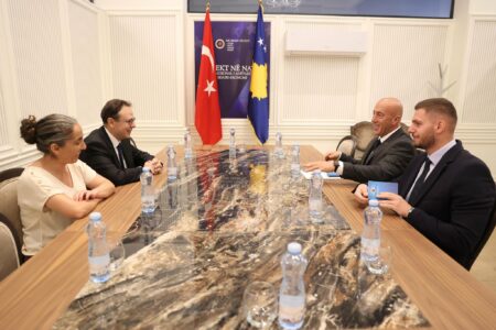 Haradinaj takon ambasadorin turk, falënderon për mbështetjen