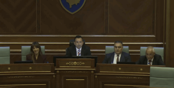 “Kam kënaqësinë të prezantojë Nenad Rashiq” – Kështu e prezantoi kryeparlamentari Basha, Rashiqin para deputetëve