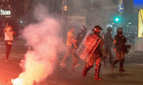 Reuters publikon pamje nga përleshjet në Serbi: Protestat e përshkallëzuara e kanë tronditur popullaritetin e Vuçiqit