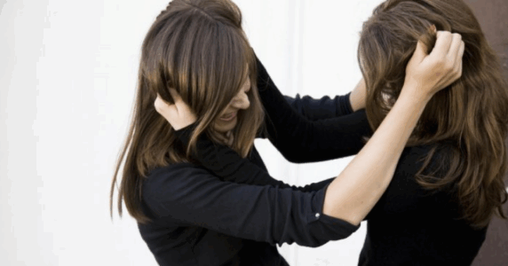 Dy femra rrahen mes vete në Prishtinë, refuzojnë edhe trajtimin mjekësor