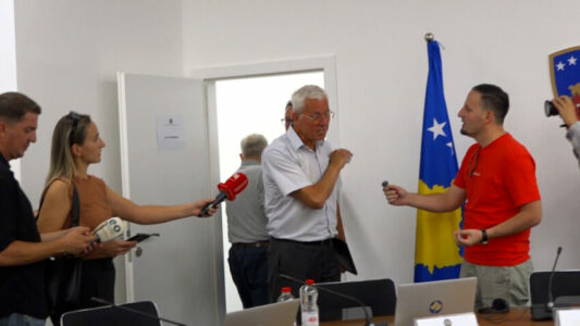 Sami Kurteshi pyetet për ndarjen e 300 mijë eurove për Listën Serbe, e quan gazetarin të paedukatë