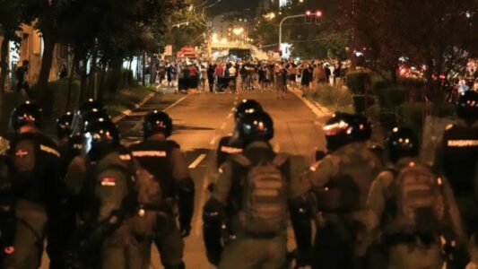 Përshkallëzohen protestat në Serbi! BE kritikon dhunën, Vuçiç akuzohet për përdorim të bandave kriminale për të shtypur demonstruesit