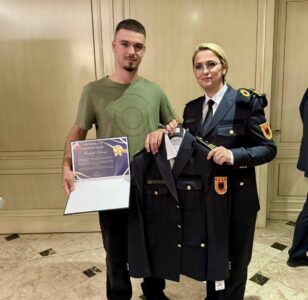 Djali i Rexhep Selimit pranon uniformën e veteranit në emër të babait të tij: Lufta jonë ishte e vështirë, mirëpo e drejtë