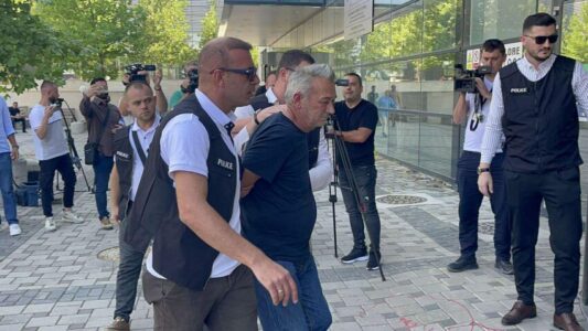 Sinisha Spasiq, i dyshuar për krime lufte në Kosovë, del para gjykatës në Prishtinë