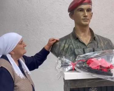 “Djali jem, qitash je ardhë në katun tanin” – Në Dobërdelan zbulohet busti i dëshmorit Bahri Gollopeni