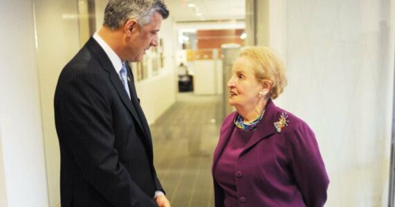 Dëshmitë e Albright dhe Holbrooke do të përdoren në favor të Thaçit në Hagë
