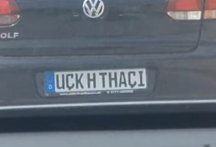 Mërgimtari me tabela “UÇK Hashim Thaçi” niset nga Gjilani drejt Prishtinës për të protestuar kundër Speciales