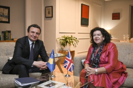 Emisarja e Britanisë telefonon Kurtin, e shqetësuar për “tensionet e fundit” në veri: Do të flasë edhe me Vuçiqin