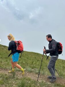 Kurti në stilin “alla-Ramush Haradinaj”, ngjitet në majën e Gjeravicës