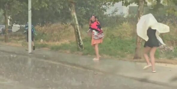 Vlora mes stuhisë dhe reshjeve, largohen turistët me vrap nga plazhet