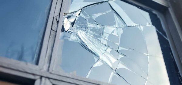 Pak ditë para nisjes së vitit të ri shkollor, 16-vjeçari thyen xhamat dhe kamerat e shkollës në Shqipëri