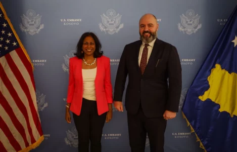 Siguria temë diskutimi – Zv.ndihmëssekretari amerikan për Mbrojtje vjen në Kosovë
