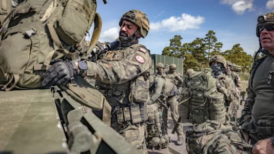 Polonia dërgon 40 mijë trupa në kufi