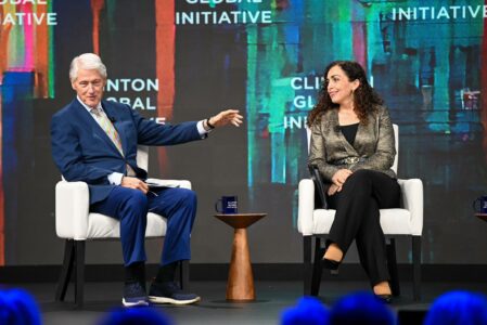 Osmani rrëfen rrugëtimin e Kosovës drejt lirisë bashkë me ish-presidentin Clinton: Mirënjohje e përjetshme për SHBA-në