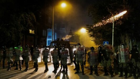 Televizioni gjerman ARD për protestën në Serbi: Demonstrata po bëhet e rrezikshme, deri kur do të heshtë BE-ja?