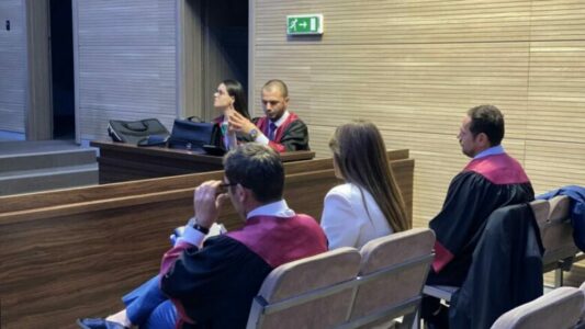 Rasti i gazit lotsjellës në Kuvend – Haxhiu, Kadaj e Lekaj dalin para gjykatës