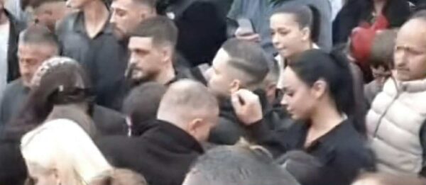 Egli Tako e pranishme në ceremoninë e varrimit të vëllait të Gjestit