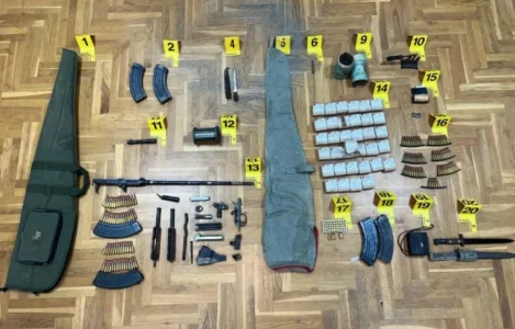 Policia sekuestron armë dhe sasi të madhe municioni në Zveçan, një i arrestuar