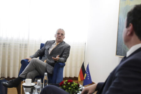 Rohde e ‘shkel’ letrën e BE’së për të mos i shkuar në zyrë, Kurti i shpreh mirënjohje në takimin lamtumirës