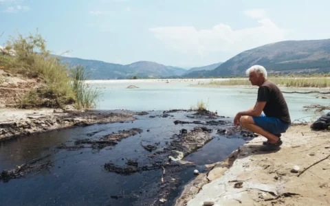 The Telegraph: Ndotja e Shushicës kërcënon lumin Vjosa