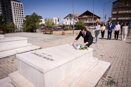 Dy ditë pasi kërkoi falje për fyerjet ndaj UÇK’së, Basha përkulet në Prekaz