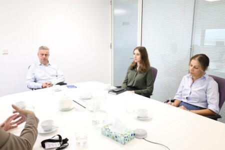 Ambasadori britanik takohet me përfaqësuesit e AGK-së: Media e lirë është thelbësore për demokracinë