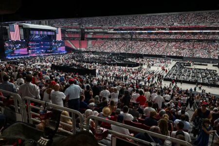 Nis ceremonia për Charlie Kirk – Pjesëmarrës mbi 200 mijë njerëz, aty edhe Trump