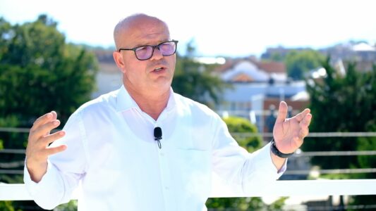 Rritje pagesash për lindje dhe 100% sigurim i barnave esenciale, premtimet e Smajl Latifit për Rahovecin