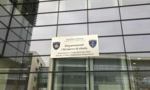 Një muaj paraburgim për organizatorin e dyshuar të një grupi kriminal që merrej me tregti të armëve e materialeve plasëse