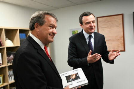 Kurti i hap dyert e konsullatës në New York për takime, tash e pret një kongresist tjetër