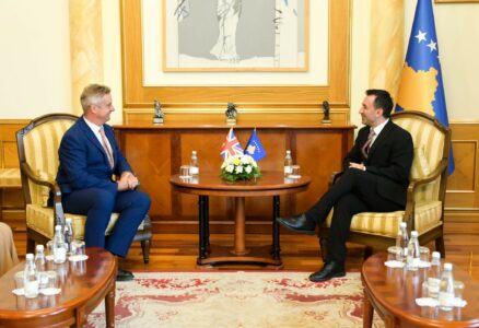 “Po angazhohemi për integrim në BE e NATO” – Basha në cilësinë e kryetarit të Kuvendit takon ambasadorin e Britanisë, Hargreaves