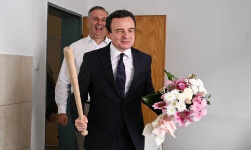 Kurti me stupc në ‘krah’ i shkon për vizitë Osman Azemit, Mefi ia ‘ruan shpinën’