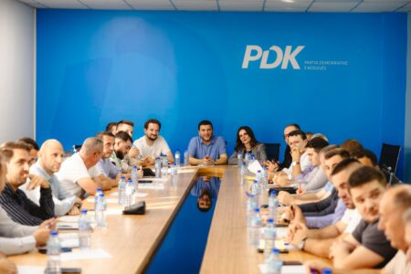 Krasniqi mbledh shefat e shtabeve: Më 12 tetor, do të mbrojmë fitoret tona dhe do të zgjerojmë fitoren edhe në komuna të tjera