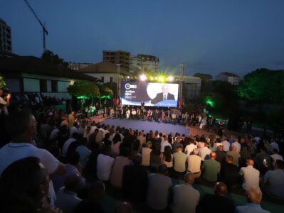 Ardian Gjini ndan momente nga hapja e fushatës : ‘Dritë për Gjakovën 174’