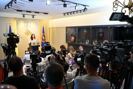 Sulmet ndaj gazetarëve dhe mediave, AGK i reagon Presidentes: Shantazh i hapur publik, gjuhë e papranueshme dhe e rrezikshme