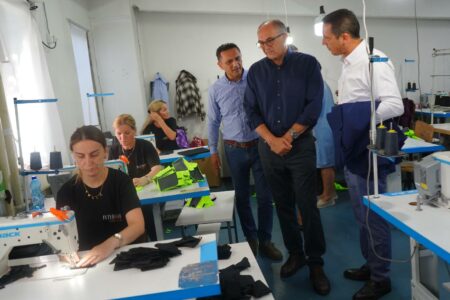 Totaj viziton kompaninë e specializuar në prodhimin e rrobave dhe këpucëve: Mbetemi të përkushtuar për mbështetjen e bizneseve